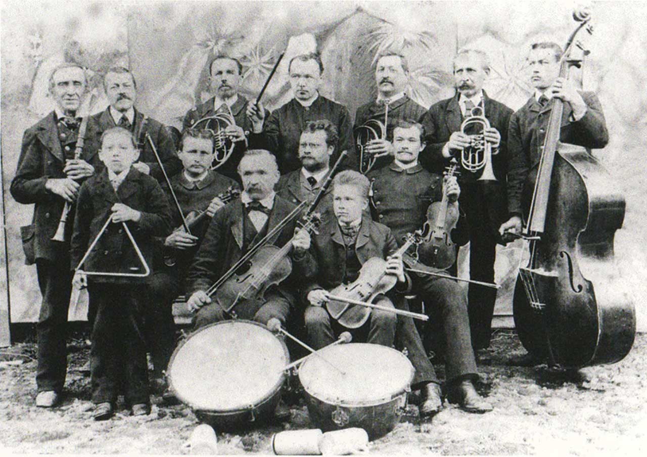 Fotoaufnahme um 1895. Der Trompeter (zweiter von rechts) ist Leonhard Peischer. Er gilt als Gründungsvater der Blaskapelle.